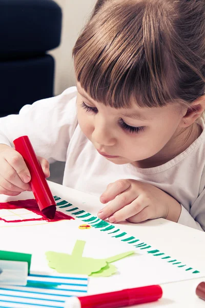 Красивая маленькая девочка рисует войлочные ручки — стоковое фото