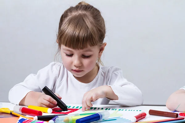 Linda menina desenha canetas de feltro-ponta — Fotografia de Stock