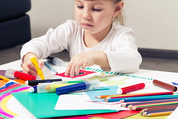 Bella bambina disegna pennarelli — Foto Stock