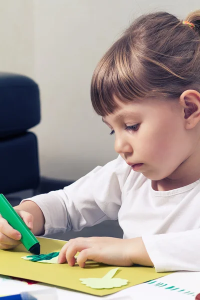 Beautiful little girl draws felt-tip pens — Stock Photo, Image