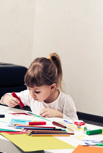 Güzel küçük bir kız keçeli kalem çizer — Stok fotoğraf