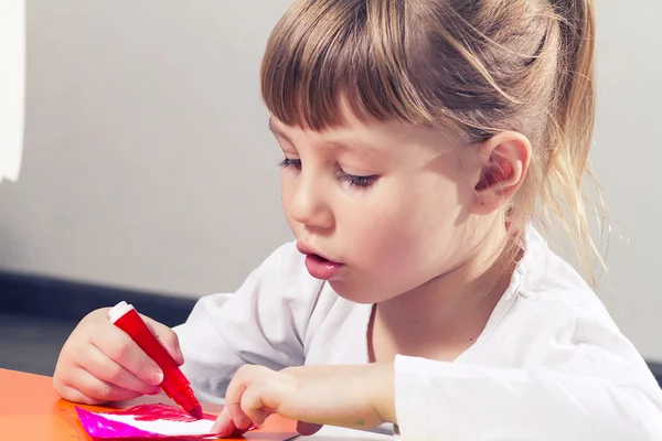 Bella bambina disegna pennarelli — Foto Stock