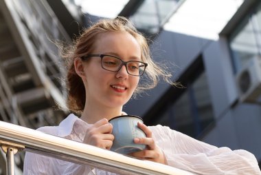 Kızıl bir kupa kahve, kahve arası