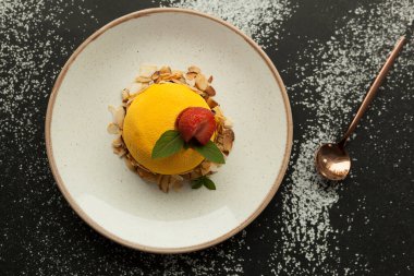 Krema sarısı tatlı, gurme kek.