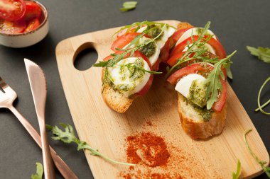İtalyan usulü buğday ekmeği bruschetta. Domates, mozzarella peyniri, bruschetta sosu, gurme sandviç aperatifi..