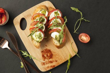 İtalyan usulü buğday ekmeği bruschetta. Domates, mozzarella peyniri, bruschetta sosu, gurme sandviç aperatifi..