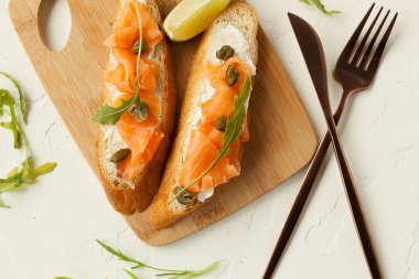 Hafif tuzlu somon ve gurme aperatifli buğday ekmekli bruschetta.