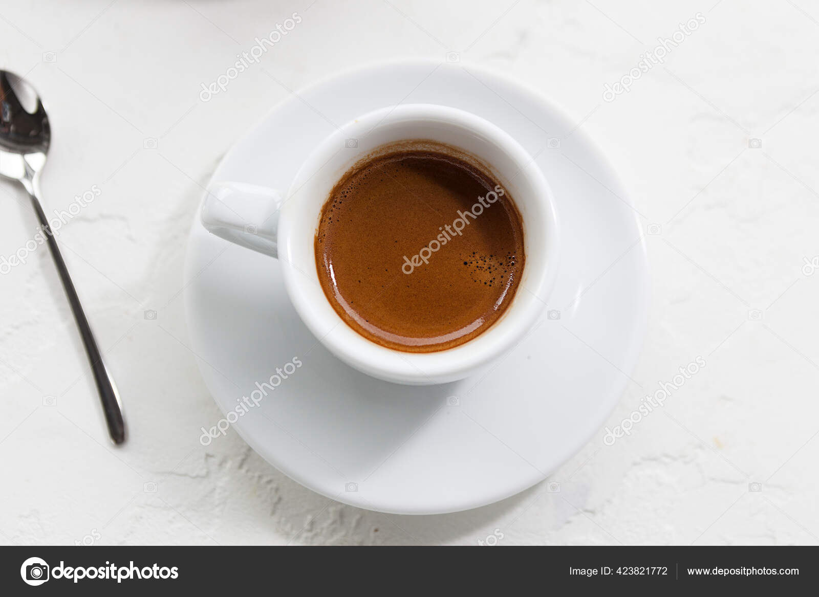 白い背景の白いカップに新鮮な強いエスプレッソコーヒーショップでコーヒーと朝 ストック写真 C Lokisurina