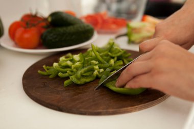 Şef taze sebze salatası, mutfak, salata hazırlama süreci, salata için sebze doğrayan kadın elleri hazırlar.