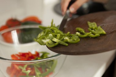 Şef taze sebze salatası, mutfak, salata hazırlama süreci, salata için sebze doğrayan kadın elleri hazırlar.