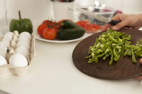 Chef Prepara Ensalada Verduras Frescas Cocina Proceso Preparación Ensaladas Manos — Foto de Stock