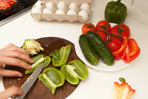 Chef Prepara Insalata Verdure Fresca Cucina Processo Preparazione Insalata Mani — Foto Stock