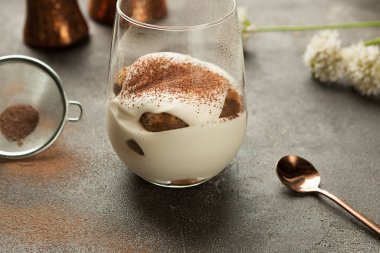 Şeffaf bardakta güzel beyaz kremalı tatlı. Şeffaf bardakta tiramisu..