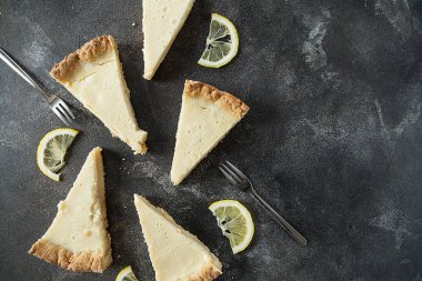 Koyu arkaplanda limonlu turta, limonlu cheesecake.