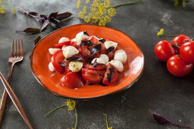 Domates, peynir, mozarella, güzel bir tabakta fesleğen.