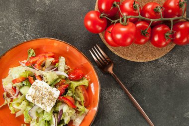 Sebzeli salata ve Sezar soslu peynir.