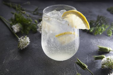 Sis bardağında buzlu limonata.