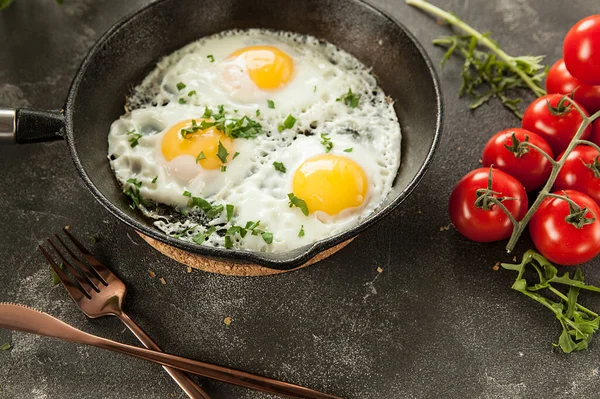 Huevos Revueltos Para Desayuno Huevos Fritos Una Sartén Desayuno Tradicional — Foto de Stock