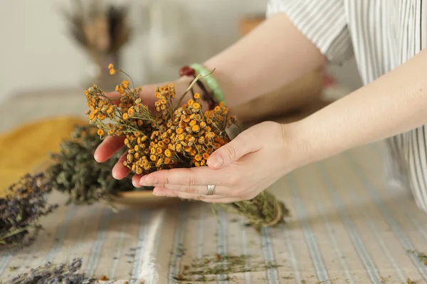 女人们手里拿着一堆干枯的药草 — 图库照片