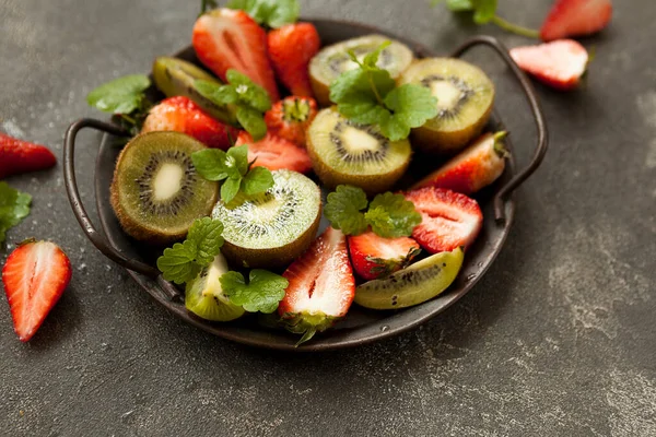 Bright Fresh Strawberries Kiwi Dark Background — Stock Photo, Image