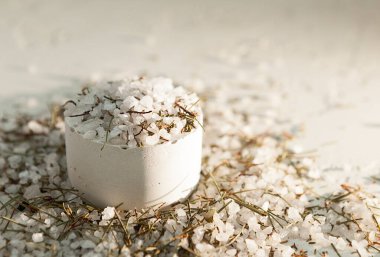 Aromatik bitkilerle banyo tuzu, spa tuzu, güzellik, cilt ve vücut bakımı