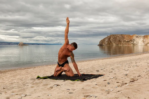 Strong Young Man Does Yoga Sandy Shore Mountain Lake Yoga — Stock Photo, Image