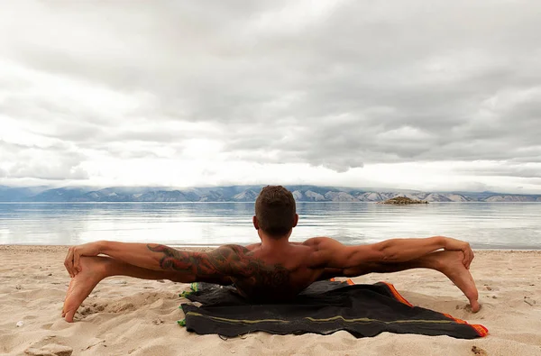 Strong Young Man Does Yoga Sandy Shore Mountain Lake Yoga — Stock Photo, Image