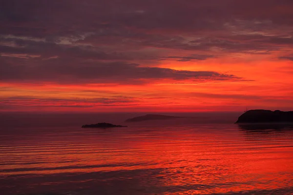 Fiery Red Sunset Sea Red Volumetric Sky Red Water Beautiful — Stock Photo, Image