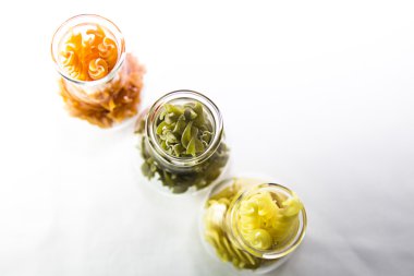 bir bardak renkli makarna