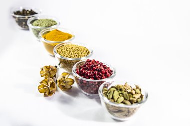 Üst üste Cam kaplarda baharat ayarla