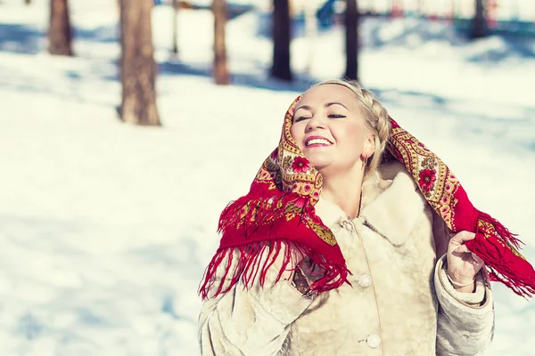 Rysk kvinna dansar i en röd halsduk — Stockfoto