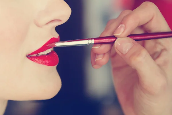 Maquillaje de labios, lápiz labial rojo —  Fotos de Stock