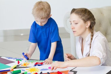 Anne ve oğlu çizmek