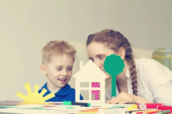 Casa de brinquedo, a família joga — Fotografia de Stock