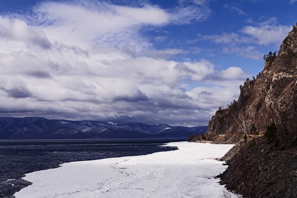 Górskie jezioro w śniegu — Zdjęcie stockowe