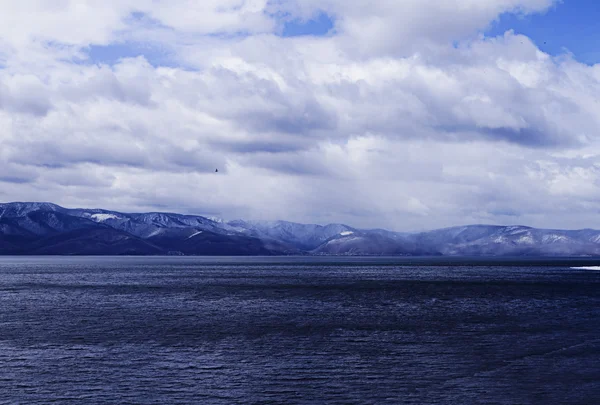 Lago de montaña en la nieve — Foto de Stock