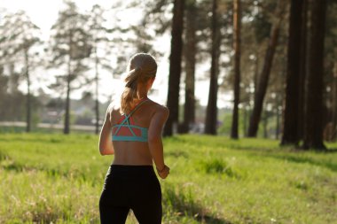 Genç sarışın kadın koşu