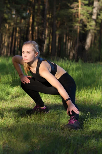 Blond tjej gör fitness — Stockfoto