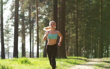 Genç sarışın kadın koşu