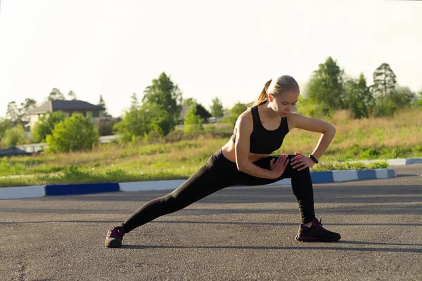 Ragazza bionda che fa fitness — Foto Stock