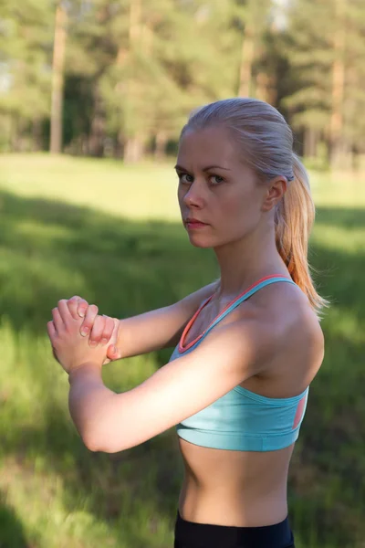 Blond tjej gör fitness — Stockfoto