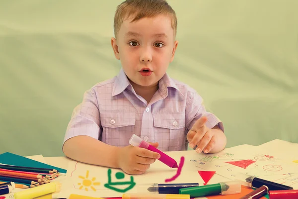 Menino desenha — Fotografia de Stock