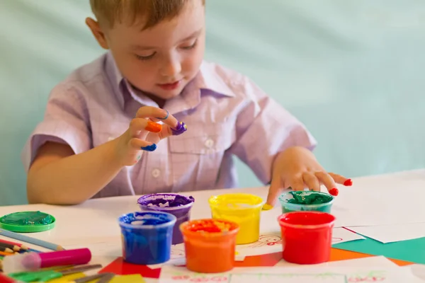 Ragazzo disegna vernici — Foto Stock