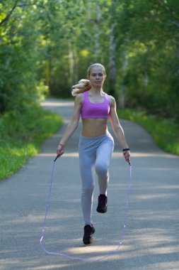 bir kızla bir ip atlama, atlama ve egzersiz