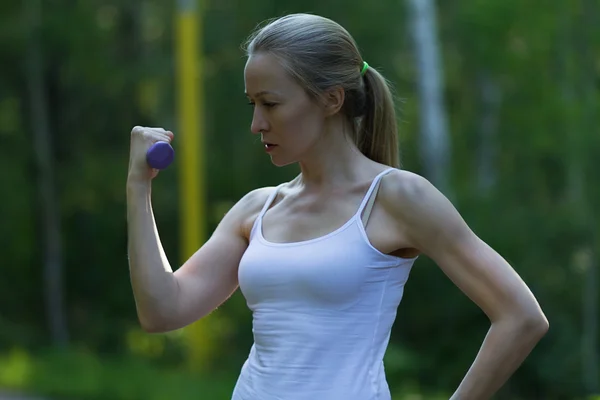 Flickan är engagerad i fitness — Stockfoto