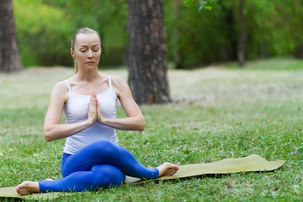 Yoga y gimnasia — Foto de Stock