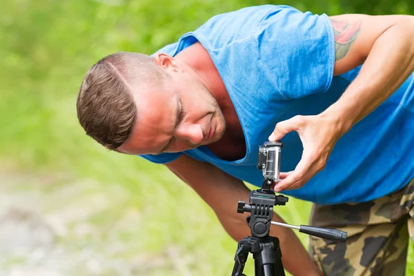 Young man filmed on camera in nature — Stock Photo, Image