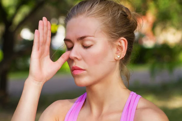 Meisje doen ademhalingsoefeningen. Pranayama en yoga. — Stockfoto