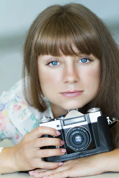 Photographer girl with a camera — Stock Photo, Image