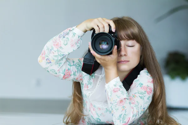 Photographer girl with a camera — Stock Photo, Image